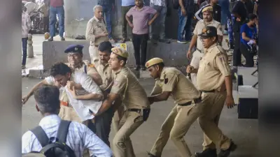 दिल्ली कोचिंग हादसा: प्रदर्शनकारी छात्रों ने बढ़ाई पुलिस की टेंशन, RAU’s IAS कोचिंग पर चला बुलडोजर, अबतक 7 गिरफ्तार
