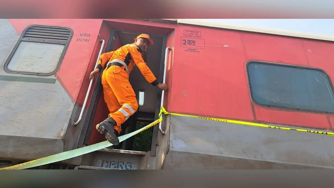 Dibrugarh Train Accident: ‘पीएम मोदी और रेल मंत्री लें हादसे की जिम्मेदारी’, केंद्र पर बरसे खरगे, कहा- हर रूट पर लागू हो कवच सिस्टम