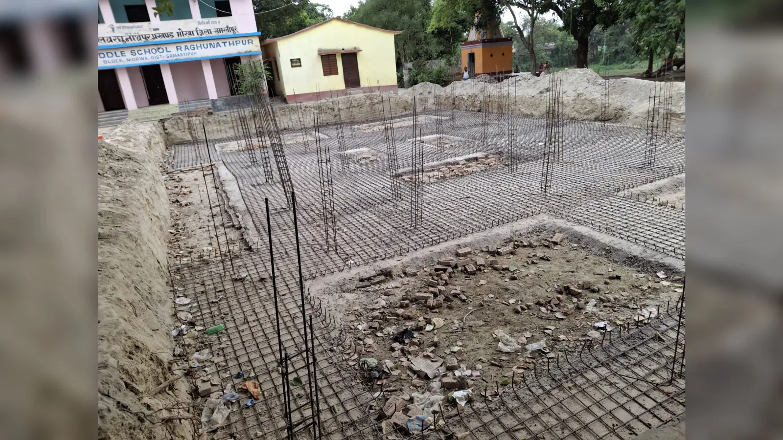 रघुनाथपुर में विद्यालय निर्माण कार्य को ग्रामीणों ने रोका