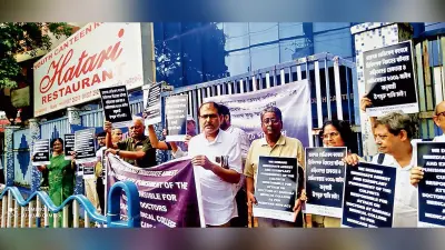 जूनियर डॉक्टरों पर हुए हमले के विरोध में सड़क पर उतरे चिकित्सक