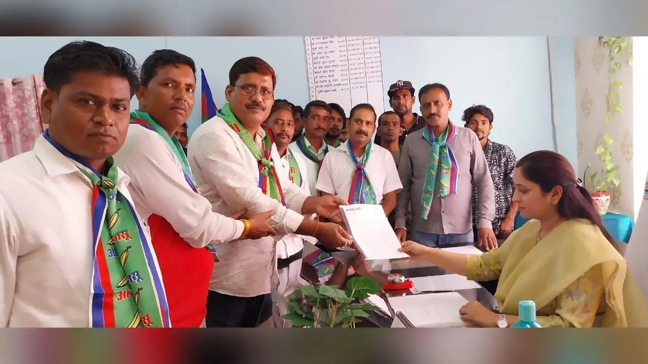 आजसू पार्टी का हल्ला बोल, बीडीओ को सौंपा मांग पत्र