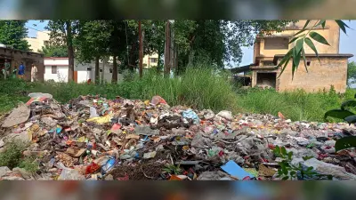 प्रखंड कार्यालय व उच्च विद्यालय के निकट किया जा रहा कचरा डंप