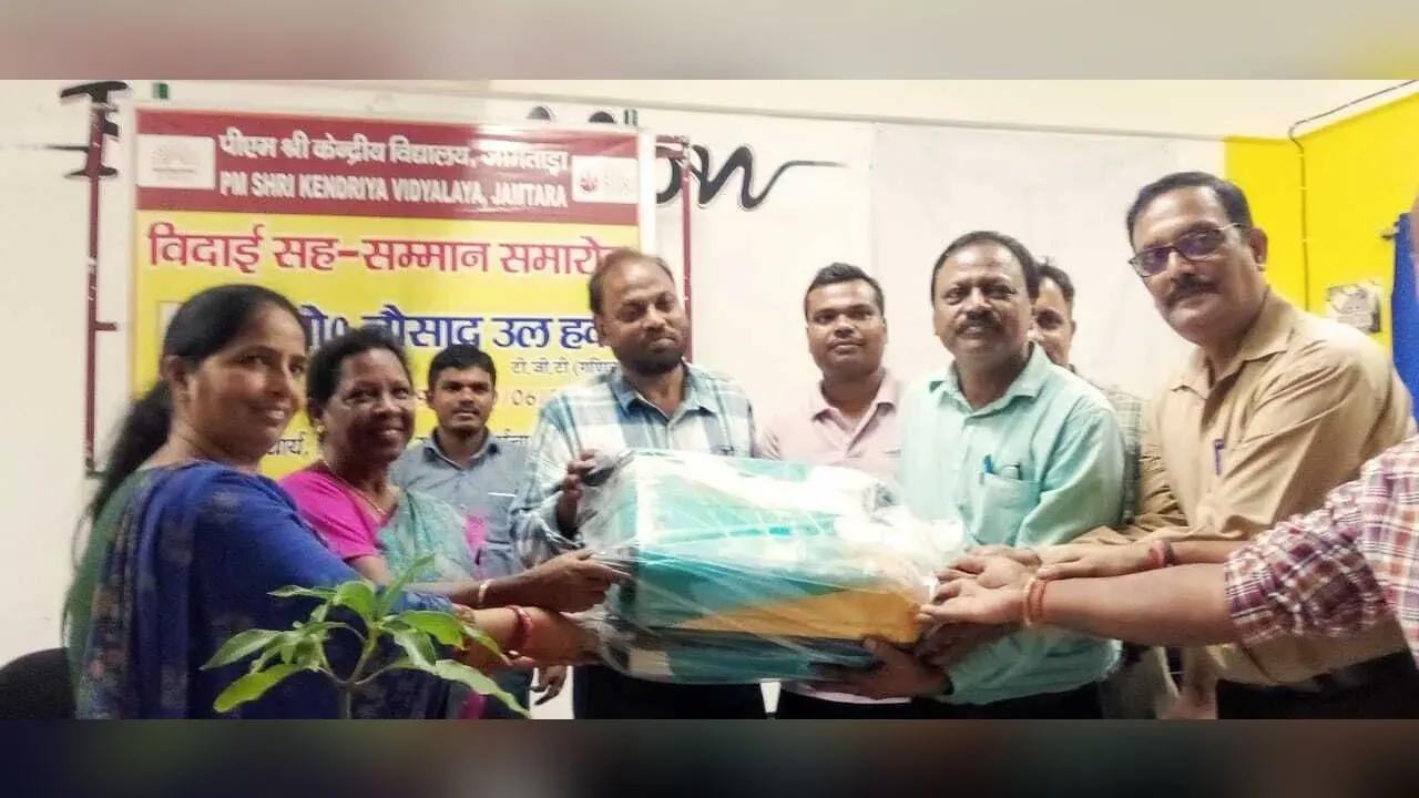 सेवानिवृत्ति पर शिक्षक को दी गयी विदाई