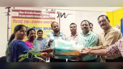 सेवानिवृत्ति पर शिक्षक को दी गयी विदाई