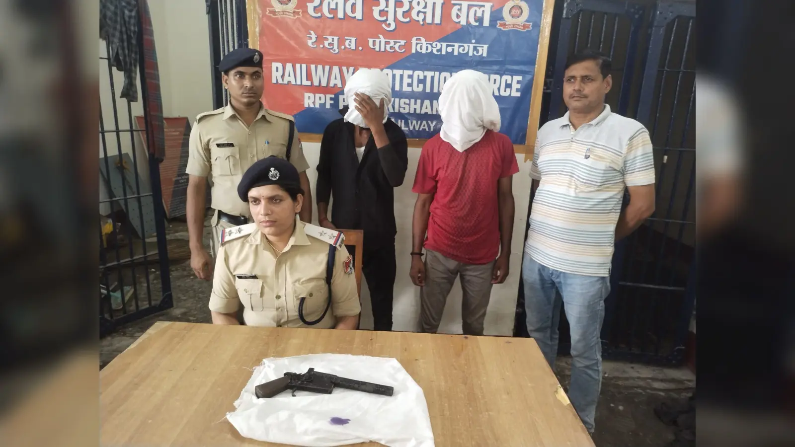 रेलवे स्टेशन पर एक कट्टा के साथ दो आरोपित गिरफ्तार