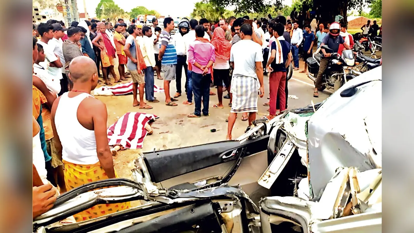 ट्रैक्टर से टकरायी कार, दंपती सहित तीन लोगों की मौत