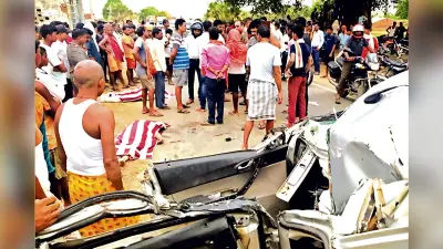 ट्रैक्टर से टकरायी कार, दंपती सहित तीन लोगों की मौत