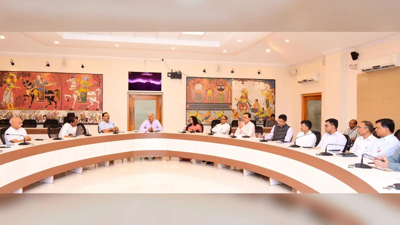 मुख्य सचिव ने अधिकारियों के साथ की बैठक, बोले-सरकार की योजनाओं और कार्यक्रमों के कार्यान्वयन पर जोर दें