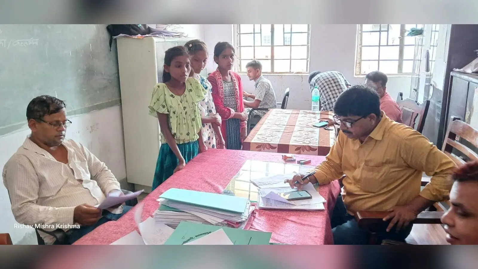 Bhagalpur News: नामांकन के लिए अभी भी कार्यालयों की दौड़ लगा रहे आठवीं पास बच्चे