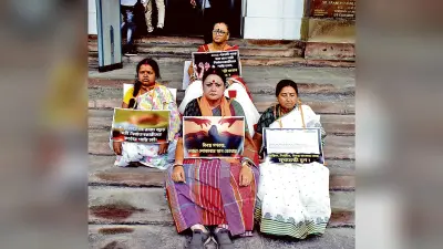 विधानसभा में तृणमूल व भाजपा के विधायकों का धरना