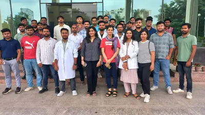 इंटर्नशिप के लिए एमबीबीएस के स्टूडेंट्स ने किया प्रदर्शन