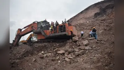 पोकलेन पर गिरा ओबी का मलबा, चालक ने कूद कर बचायी जान