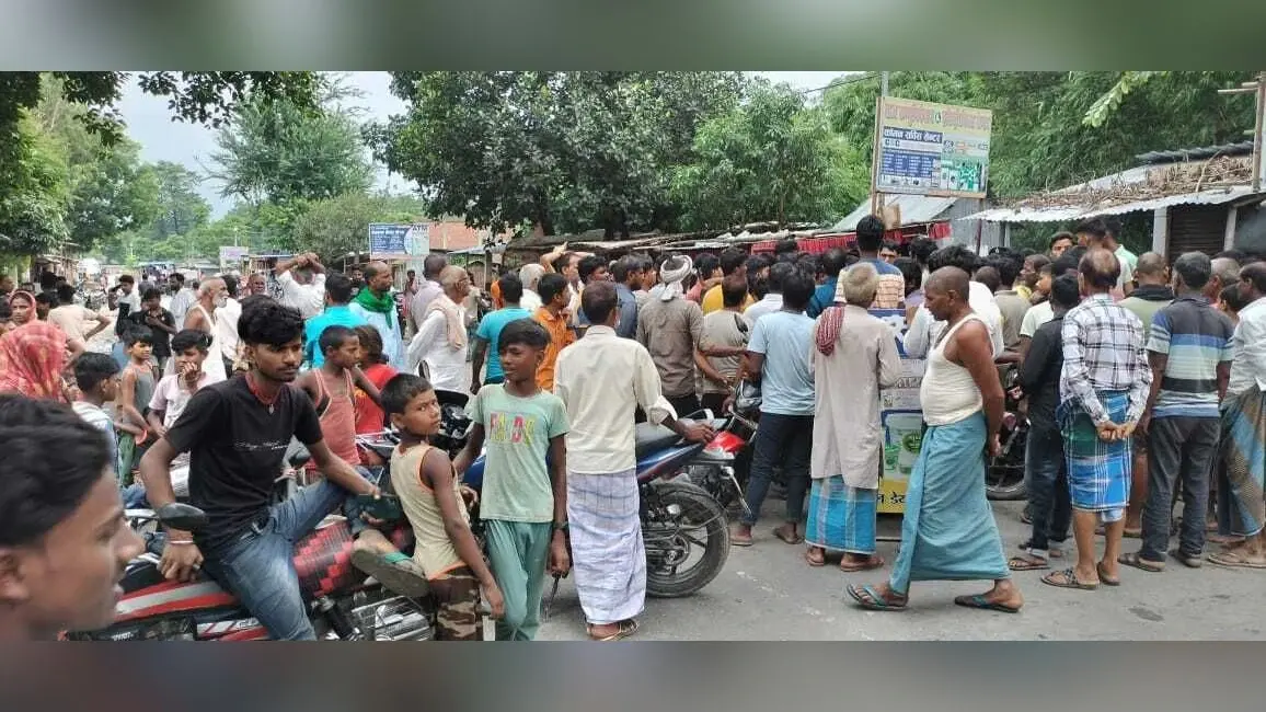 एक साथ तीन दुकानों में हुई चोरी, विरोध में व्यवसायी व आम लोगों ने किया एसएच 91 को जाम