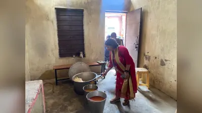 विद्यालय जांच के दौरान घटिया एमडीएम परोसने की खुली पोल