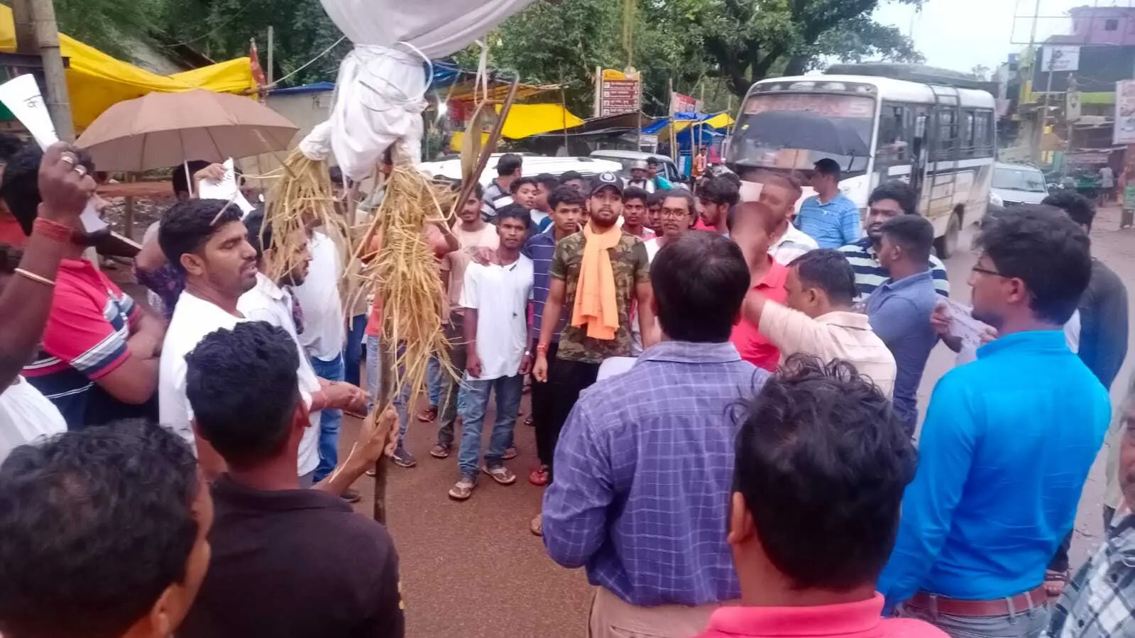 विहिप और बजरंग दल ने फूंका राहुल गांधी का पुतला