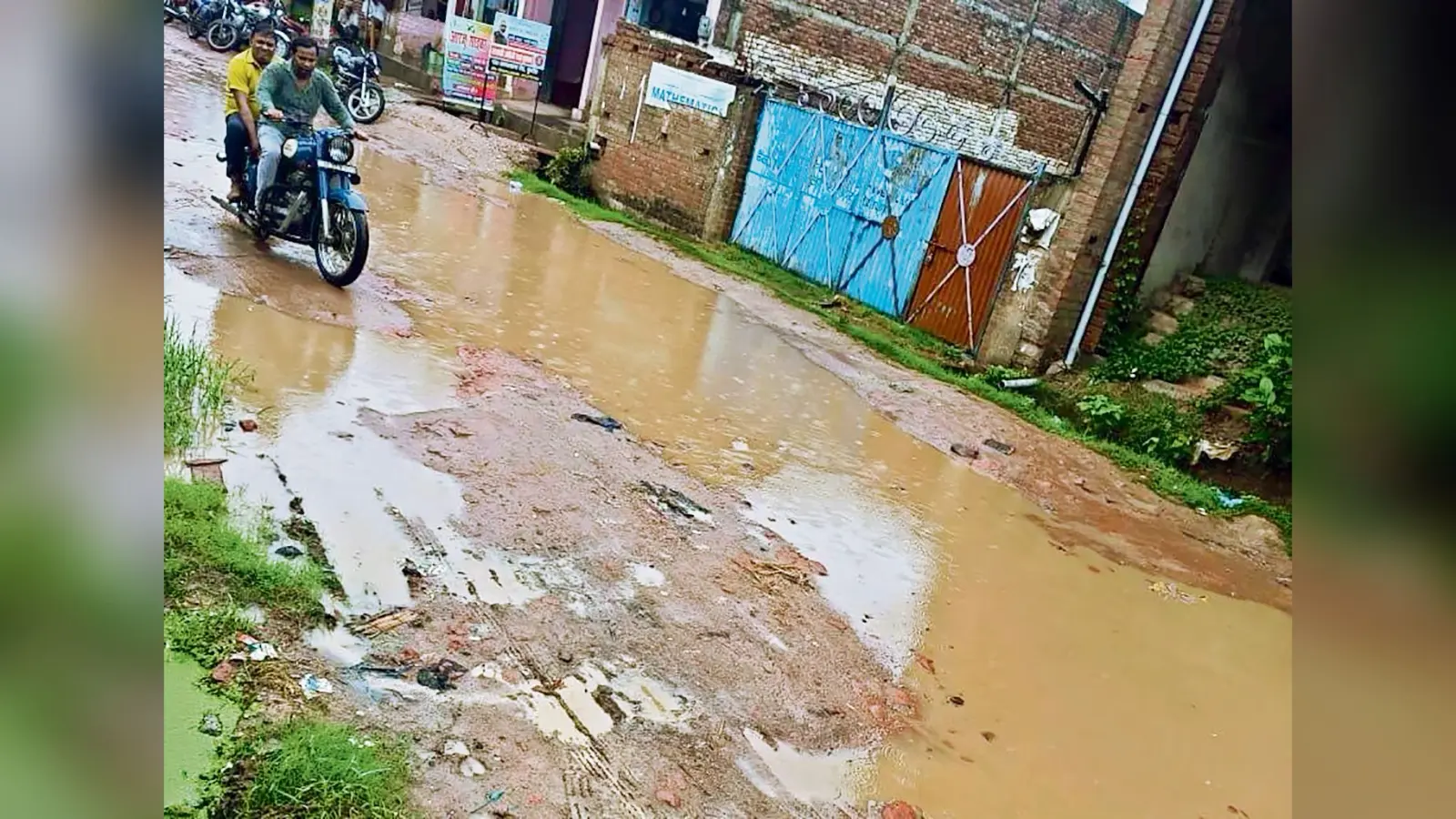 बारिश के बाद सफाखाना रोड झील में तब्दील
