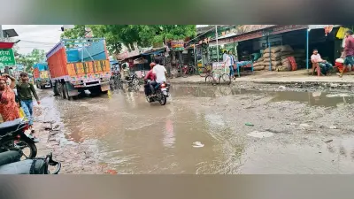 तरैया बाजार में वर्षों से नाला निर्माण का कार्य अधूरा, पहली बारिश में ही चलना हुआ दुश्वार