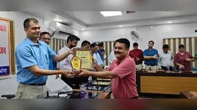लोकसभा चुनाव में बेहतर काम करने वाले अधिकारी एवं कर्मियों को डीएम ने किया सम्मानित