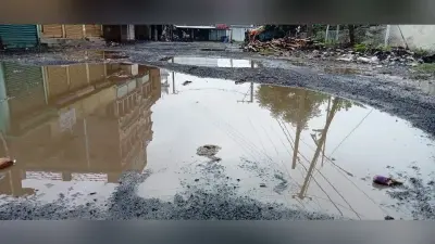 मालपहाड़ी रोड से चक बलरामपुर की सड़क गड्ढे में तब्दील, राहगीरों की मुसीबत बढ़ी