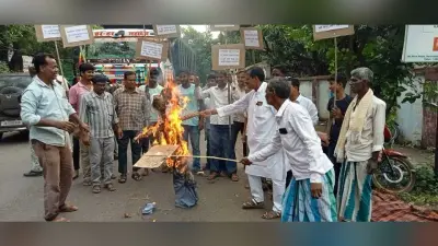 शहरी जलापूर्ति चालू नहीं होने को लेकर लोगों ने फूंका कार्यपालक अभियंता का पुतला