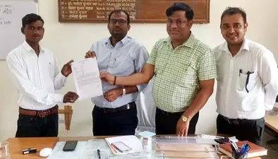 एसडीएम ने विकास मित्र को नियुक्ति पत्र के साथ दिलायी शपथ