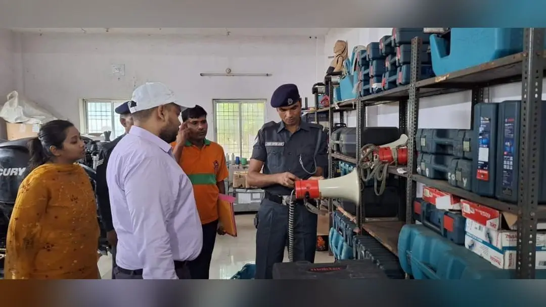 डीएम ने एसडीआरएफ के मोटर बोट व स्टॉक रूम का किया औचक निरीक्षण