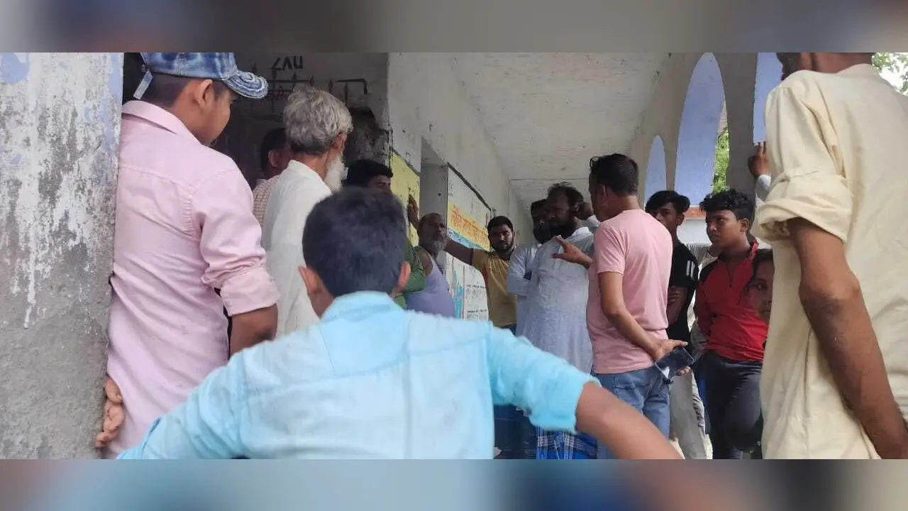 ग्रामीणों ने एचएम पर एमडीएम का चावल बेचने का लगाया आरोप, डीएम से कार्रवाई की मांग