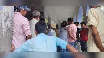 ग्रामीणों ने एचएम पर एमडीएम का चावल बेचने का लगाया आरोप, डीएम से कार्रवाई की मांग