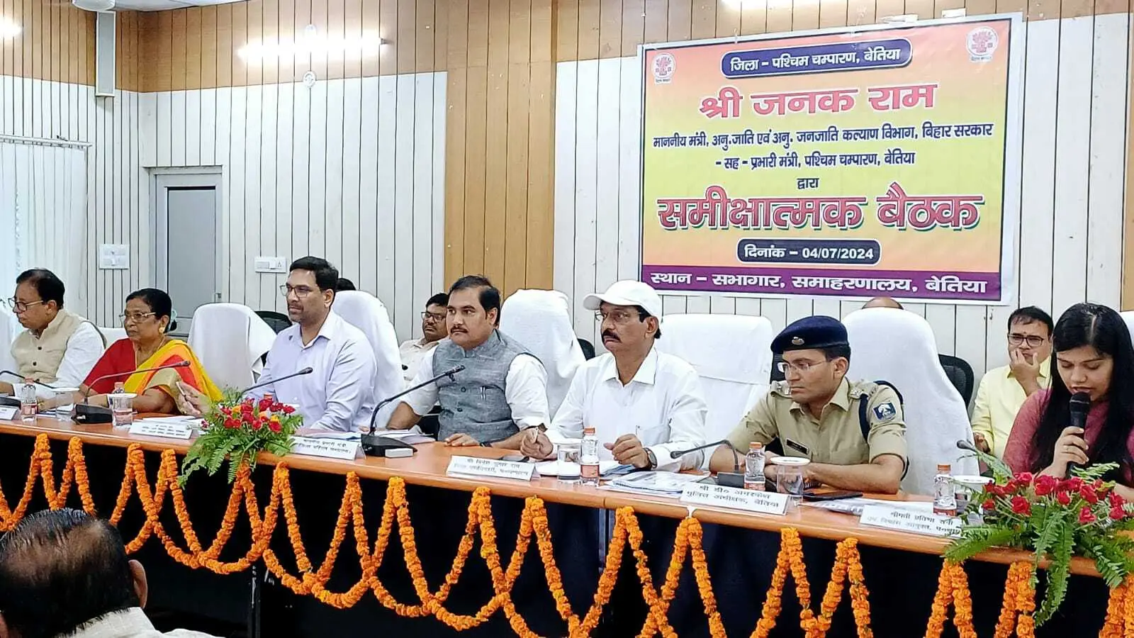 बाढ़ को लेकर सजग रहें पदाधिकारी : प्रभारी मंत्री