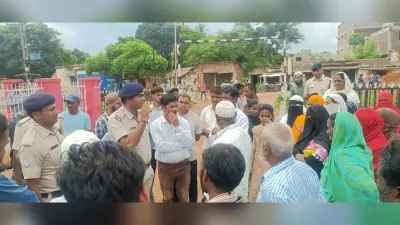 रेलवे फाटक बंद करने का विरोध, हंगामा