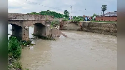 बनियापुर के सरेया में गंडक नदी पर बना पुल ध्वस्त, दर्जनों गावों का संपर्क टूटा
