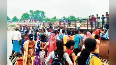 पीपा पुल के ड्रम से टकरायी नाव, बचे सौ यात्री