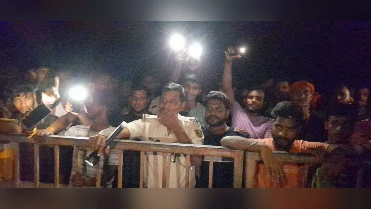 बिजली कटौती से त्रस्त ग्रामीणों ने रात में ही किया पावर ग्रिड का घेराव