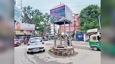 राजधानी के कई चौक-चौराहों पर ट्रैफिक पोस्ट नहीं, बारिश होने पर छाता लेकर करनी पड़ती है ड्यूटी