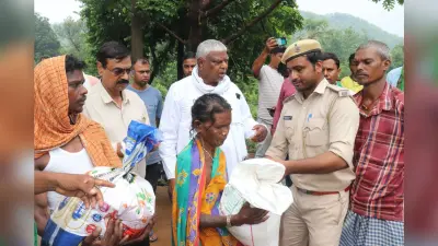 हाथियों के उत्पात से दहशतजदा हैं टुंडी के लोग, विभाग ने बांटा अनाज