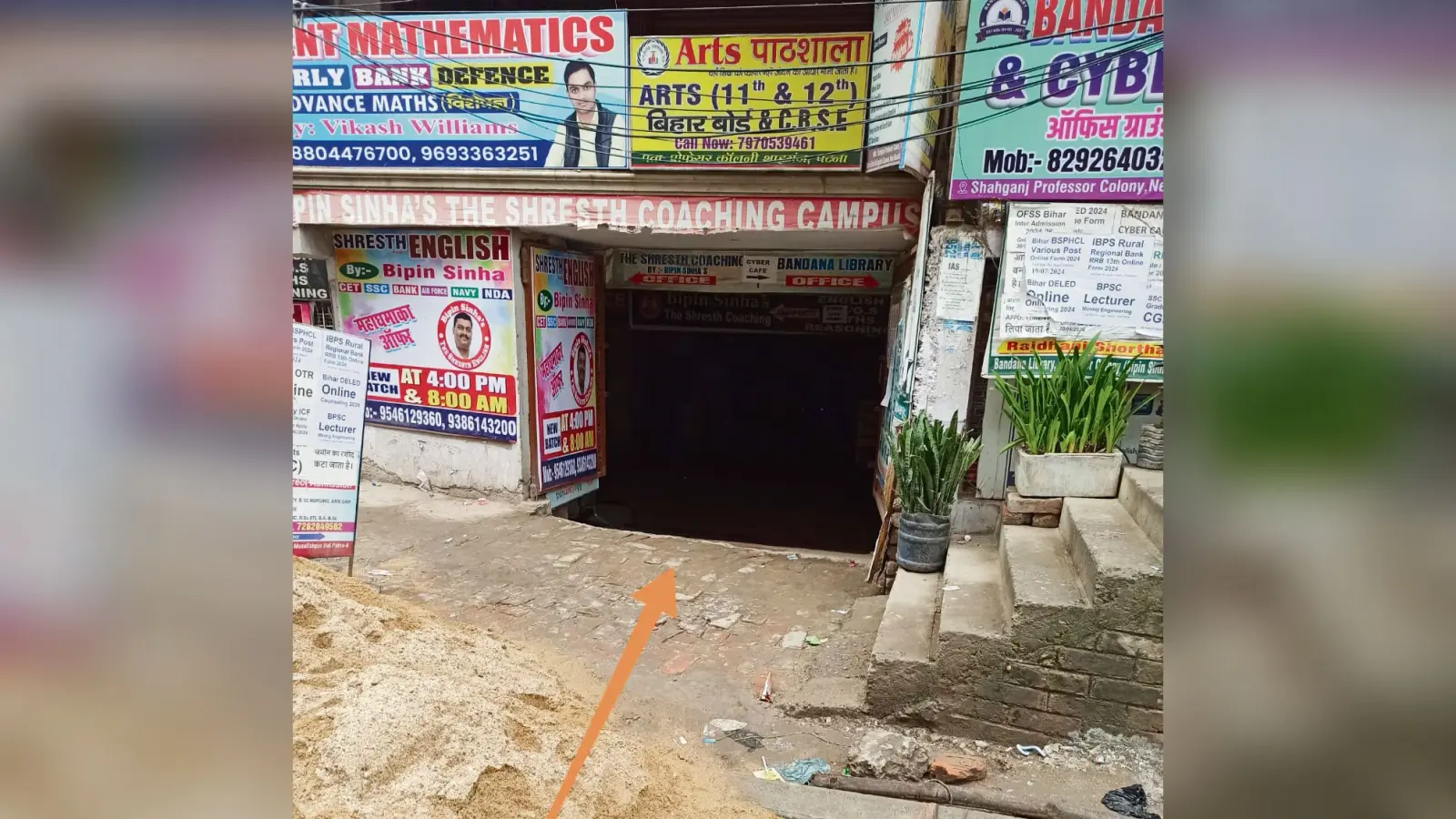 पुरानी सड़क तोड़े बिना किया जा रहा नयी का निर्माण