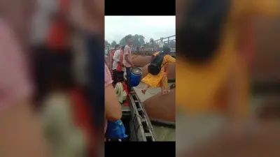 कच्ची दरगाह में पीपा पुल के ड्रम से टकरायी नाव, बचे सौ यात्री