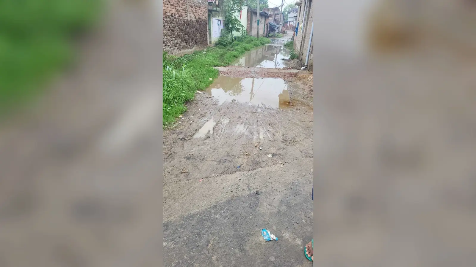 नाली के मुहाने पर अतिक्रमण से लोगों के घरों व ग्राम कचहरी में घुस रहा पानी