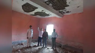 विद्यालय में घटिया निर्माण कार्य देख ग्रामीण हुए उग्र, कार्य को रोका.