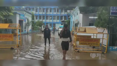 बारिश से सदर अस्पताल परिसर बना तालाब