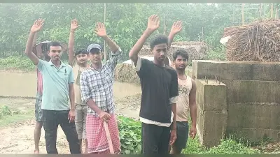अर्द्धनिर्मित पुल निर्माण की मांग को लेकर ग्रामीणों ने किया प्रदर्शन