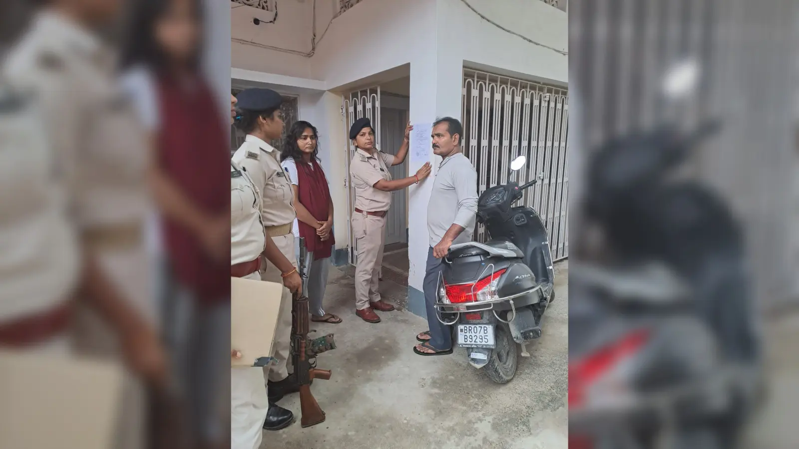 दोस्त की हत्या मामले में पुलिस ने दो फरार आरोपितों के घर चिपकाया इश्तेहार