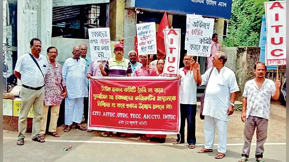 हॉकरों के पुनर्वास की मांग पर एसडीओ को वामपंथी संगठनों ने दिया ज्ञापन