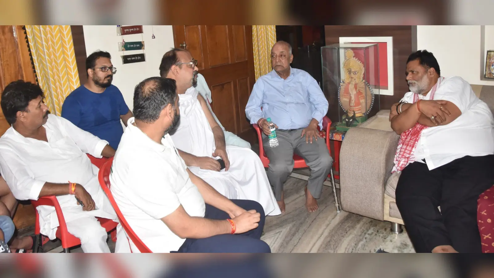 रमेश मिश्रा के शोकाकुल परिवार से मिल सांसद ने जताया शोक
