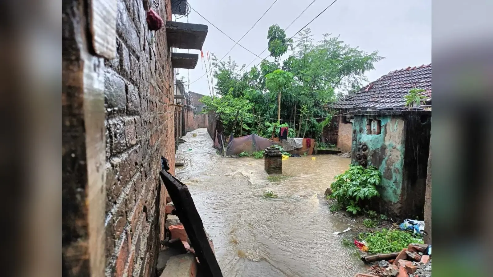 दो घंटे हुई बारिश से घराें में घुसा पानी, सड़कें जलमग्न