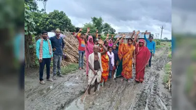सड़क निर्माण की मांग को ले लोगों ने जताया विरोध