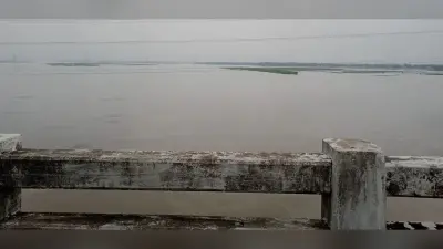 नदियों के बौराने से निचले इलाकों में घुसा बाढ़ का पानी