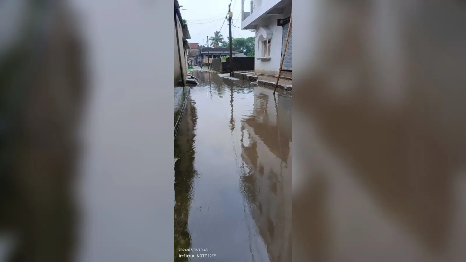 सड़क पर जलजमाव से लोगों को हो रही परेशानी