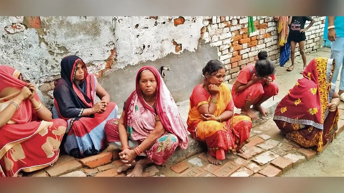दाउदपुर में ठनका गिरने से खेत में घास काटने गयी महिला की गयी जान