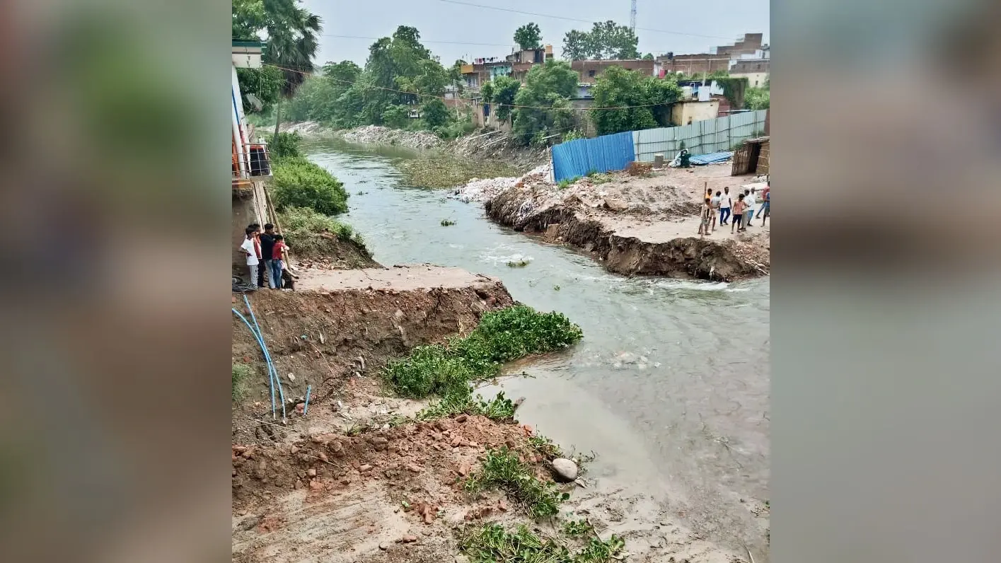 पुल निर्माण के दौरान बना डायवर्सन पानी के तेज बहाव से हुआ क्षतिग्रस्त